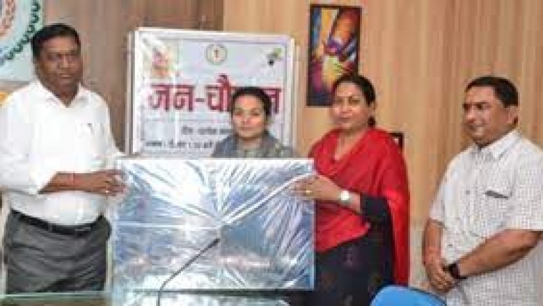 डिप्टी कलेक्टर एवं जिला शिक्षा अधिकारी ने आंगनबाड़ी केंद्र के लिए दान किया स्मार्ट टीवी :