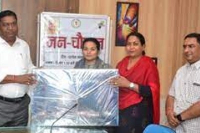 डिप्टी कलेक्टर एवं जिला शिक्षा अधिकारी ने आंगनबाड़ी केंद्र के लिए दान किया स्मार्ट टीवी :