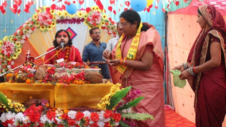 ईरा में आयोजित श्रीमद् भागवत कथा में हेमा देशमुख महापौर हुई शामिल, व्यासपीठ से लिया आशीर्वाद :