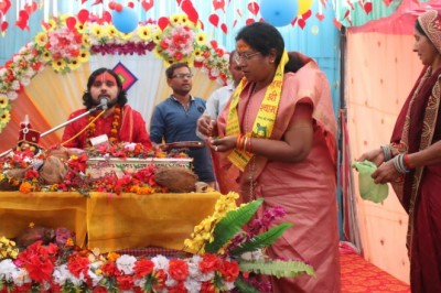 ईरा में आयोजित श्रीमद् भागवत कथा में हेमा देशमुख महापौर हुई शामिल, व्यासपीठ से लिया आशीर्वाद :