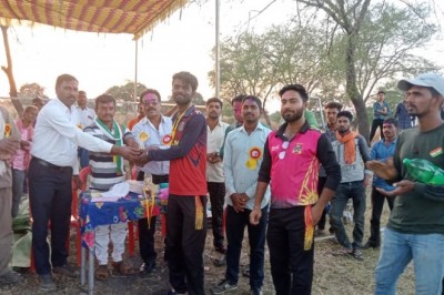 जुरला खुर्द मे क्रिकेट प्रतियोगिता मे भिलाई की टीम ने प्रथम रही :