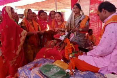 खैरझिटी में आयोजित श्री राम कथा महायज्ञ में शामिल हुई अध्यक्ष प्रतिक्षा सूर्यकान्त भंडारी व्यासपीठ से लिया आशीर्वाद