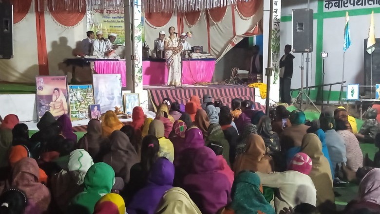 विधायक भुनेश्वर बघेल ने जुरलाखुर्द मे त्रिवेणी साहू के पंडवानी को जमीन मे बैठकर सुना :