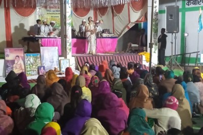 विधायक भुनेश्वर बघेल ने जुरलाखुर्द मे त्रिवेणी साहू के पंडवानी को जमीन मे बैठकर सुना :