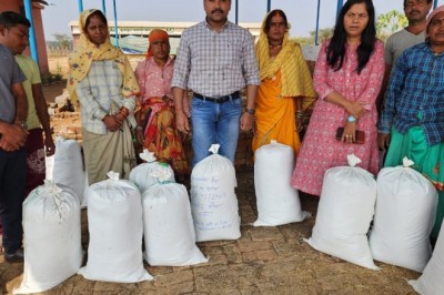 जिले के गौठानों में एकत्र पैरा का किया जा यूरिया उपचार :
