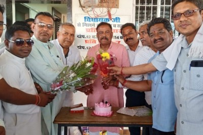 ज़िला साहू संघ अध्यक्ष भागवत साहू ने विधायक दलेश्वर साहू को जन्मदिन पर खिलाई केक :