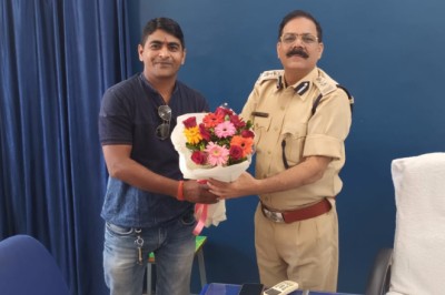 जेल अधीक्षक एस एस तिग्गा के डीआईजी बनने पर त्वरित ख़बरें के प्रधान संपादक प्रहलाद दुबे ने दी शुभकामनाये