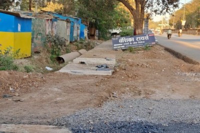 आयुक्त लोकेश चन्द्राकर के निर्देश पर सड़क किनारे से कबाड़ तथा बेतरतीब खड़े वाहनों को हटाने निगम ने चलाया गया अभियान: