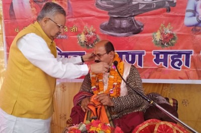 कोटराभांठा मे आयोजित श्री शिव महापुराण कथा मे शामिल हुए पूर्व मुख्यमंत्री डॉ रमन सिंह0 भगवताचार्य पंडित होमेंद्र प्रसाद दुबे को पुष्पमाला पहनाकर स्वागत किया: