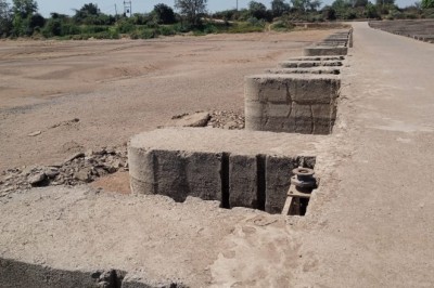 मोखला जंगलेसर एनीकट शिवनाथ नदी सुखा,होगी पानी की किल्लत :