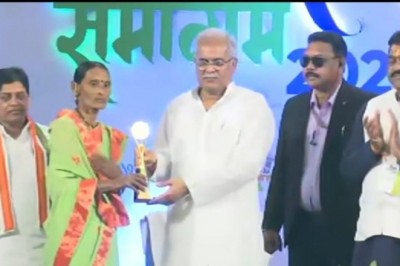 प्रधानमंत्री आवास के घटक मोर जमीन मोर मकान के तहत बस्ट हाउस केटेगिरी में वार्ड नं. 49 की श्रीमती शांति बाई रामटेके को मुख्यमंत्री ने किया सम्मानित: