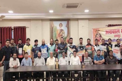 अग्रवाल प्रीमियर लीग की ट्रॉफी और 16 टीम की जर्सी का किया अनावरण :