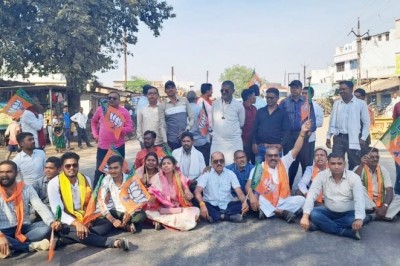 भाजपा कुमरदा मंडल ने चक्का जामकर विरोध प्रदर्शन किया :