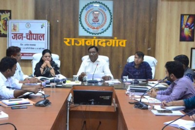 ग्राम पंचायतों में अधूरे निर्माण कार्यों को प्राथमिकता से करें पूर्ण - कलेक्टर :