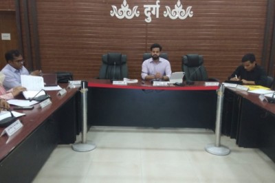 राजस्व प्रकरणों के निराकरण के निराकरण की समीक्षा लापरवाह 6 पटवारी और एक आर.आई पर होगी निलंबन की कार्रवाई  - कलेक्टर ने ली राजस्व अधिकारियो की बैठक :