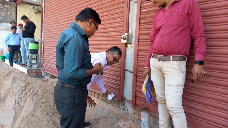 अनाधिकृत विकास व निर्माण का नियमितीकरण नहीं कराने वाले दुकान एवं भवन पर दूसरे दिन भी सील बंद करने की हुई कार्रवाई