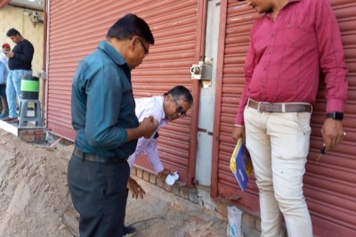 अनाधिकृत विकास व निर्माण का नियमितीकरण नहीं कराने वाले दुकान एवं भवन पर दूसरे दिन भी सील बंद करने की हुई कार्रवाई