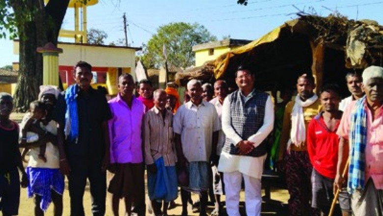 ग्रामीण क्षेत्रों में लोगों से रूबरू होकर सरकार की योजनाओं को बता रहे कांग्रेस नेता तरूण सिन्हा