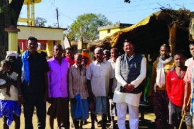 ग्रामीण क्षेत्रों में लोगों से रूबरू होकर सरकार की योजनाओं को बता रहे कांग्रेस नेता तरूण सिन्हा