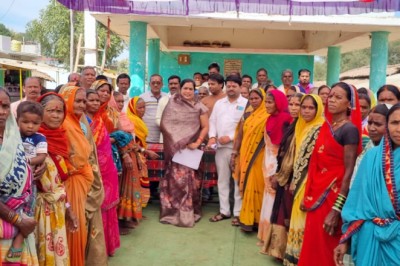 महिला भवन की मांग को लेकर राजकुमारी मनोज सिन्हा से मिलीं गोपालपुर की महिलाएं..