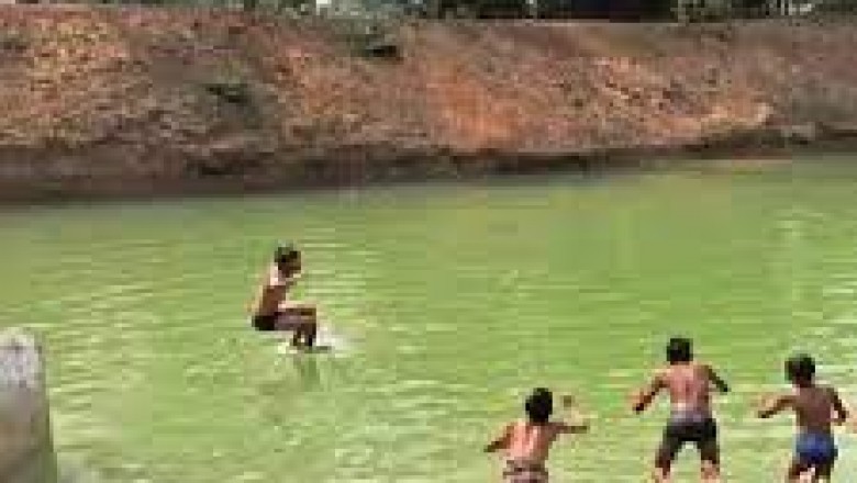 नवागांव : गांव में अमृत सरोवर तालाब गहरीकरण का काम किया जा रहा है :