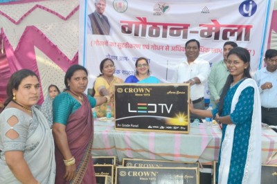 एबीस ग्रुप की डायरेक्टर रूबीना अलवी ने दान की 12 नग स्मार्ट टीवी :