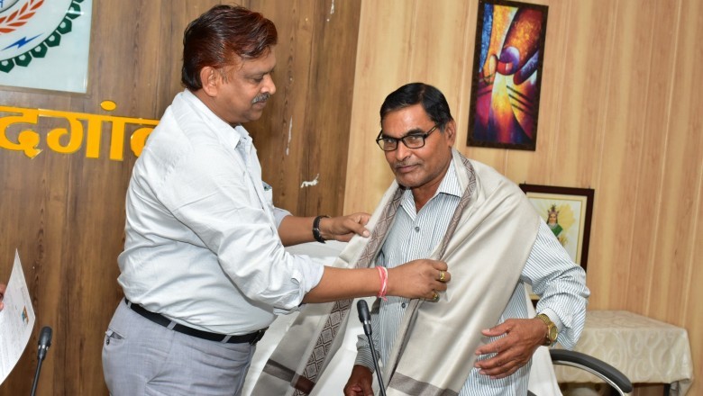 कलेक्टर के निर्देशानुसार सेवानिवृत्त हुए 8 शासकीय सेवकों को शॉल, श्रीफल एवं पेंशन उपादान भुगतान आदेश देकर किया गया सम्मानित