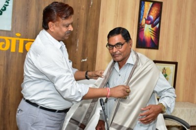 कलेक्टर के निर्देशानुसार सेवानिवृत्त हुए 8 शासकीय सेवकों को शॉल, श्रीफल एवं पेंशन उपादान भुगतान आदेश देकर किया गया सम्मानित