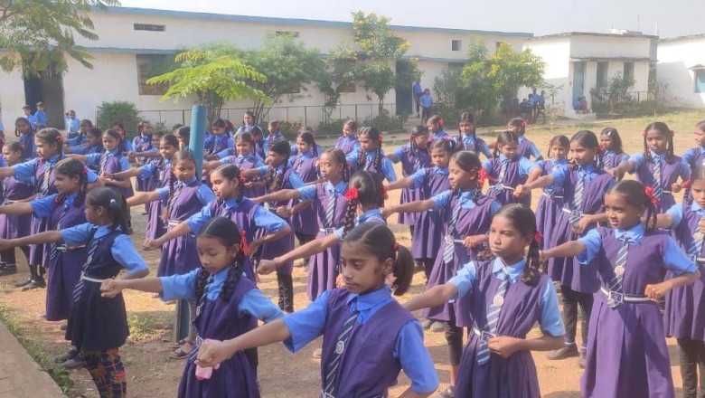 रानी लक्ष्मीबाई आत्मरक्षा प्रशिक्षण के अंतर्गत बालिकाओं को दिया जा रहा कराटे का प्रशिक्षण :