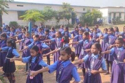 रानी लक्ष्मीबाई आत्मरक्षा प्रशिक्षण के अंतर्गत बालिकाओं को दिया जा रहा कराटे का प्रशिक्षण :