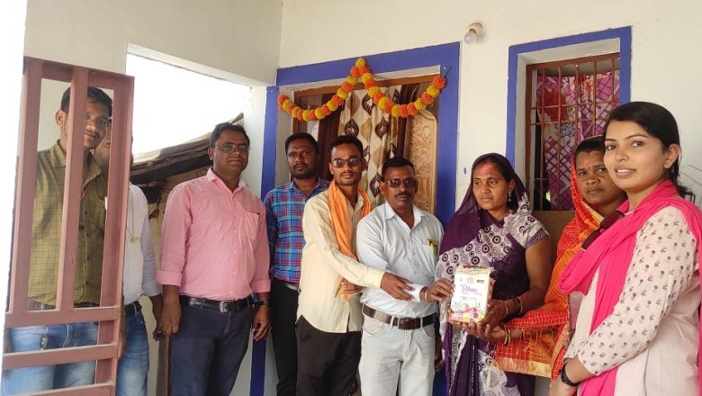छुरिया विकासखंड के ग्राम आमगांव एवं चारभाठा में किया गया बिहान हर्बल गुलाल का वितरण :