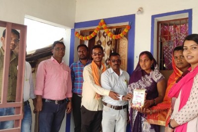 छुरिया विकासखंड के ग्राम आमगांव एवं चारभाठा में किया गया बिहान हर्बल गुलाल का वितरण :