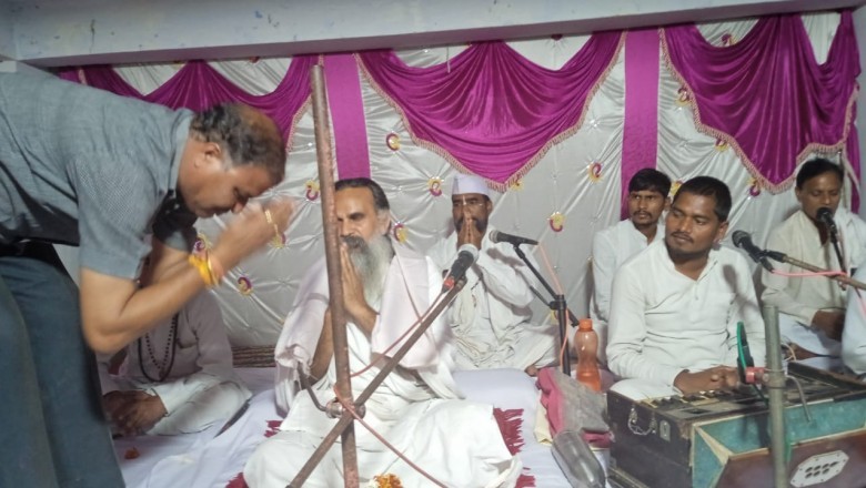 पूर्व सांसद मधुसूदन यादव मोखला पहुंचकर महंत त्रिलोकी दास साहेब को शाल, श्रीफल भेंट बंदगी कर आशीर्वाद लिया :
