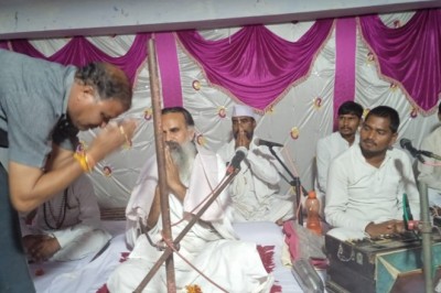 पूर्व सांसद मधुसूदन यादव मोखला पहुंचकर महंत त्रिलोकी दास साहेब को शाल, श्रीफल भेंट बंदगी कर आशीर्वाद लिया :