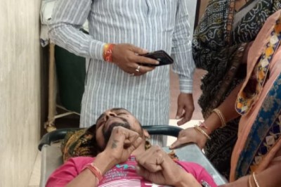 सडक दुर्घटना मे घायल के मदद के लिए जिला चिकित्सालय पहुँचे जिला महामंत्री चुम्मन साहू