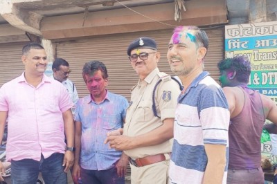 2023 के होली पर्व एवम महीला दिवस में लगातार 48 घंटे से ड्यूटी में लगे हुए पुलिस अधिकारी और कर्मचारियों की सेवा में  ललन कुमार यादव