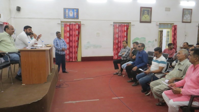 अनाधिकृत भवनों के नियमितिकरण के लिये आयुक्त ने ली व्यापरियों की बैठक