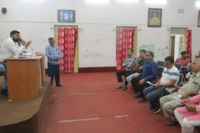 अनाधिकृत भवनों के नियमितिकरण के लिये आयुक्त ने ली व्यापरियों की बैठक