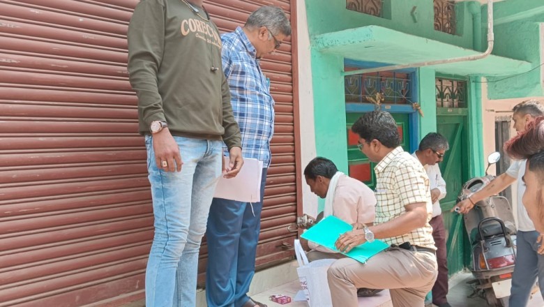 अनाधिकृत निर्माण को वैध नही कराने पर नगर निगम द्वारा सील बंदी की कार्यवाही :