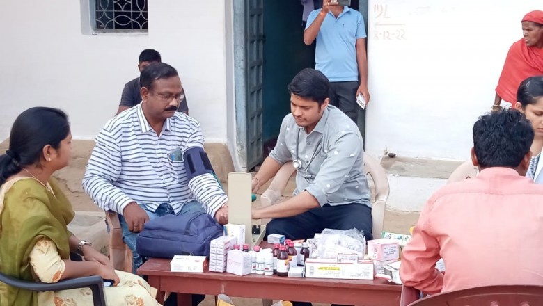 ग्राम बैगाटोला के मुख्यमंत्री हाट बाजार क्लीनिक शिविर में ग्रामीणों के साथ एसडीएम, तहसीलदार ने कराया हेल्थ चेकअप :