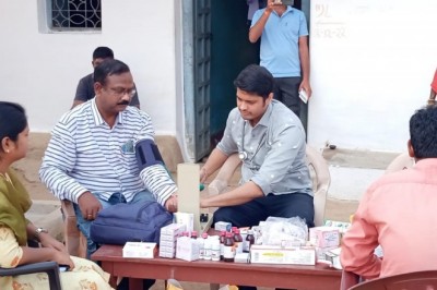 ग्राम बैगाटोला के मुख्यमंत्री हाट बाजार क्लीनिक शिविर में ग्रामीणों के साथ एसडीएम, तहसीलदार ने कराया हेल्थ चेकअप :