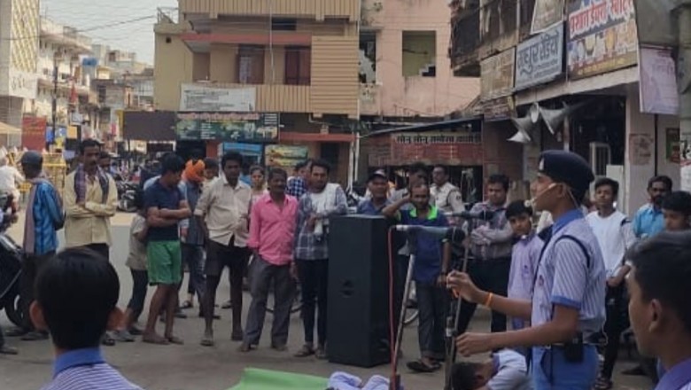 नगर के हृदय स्थल जय स्तंभ चौक में नुक्कड़ नाटक का किया प्रदर्शन :