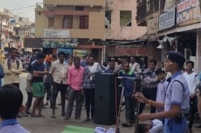 नगर के हृदय स्थल जय स्तंभ चौक में नुक्कड़ नाटक का किया प्रदर्शन :
