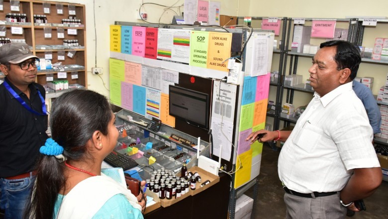आयुष्मान कार्ड बनाने की प्रगति की जानकारी लेने शहरी प्राथमिक स्वास्थ्य केंद्र शंकरपुर पहुंचे कलेक्टर :