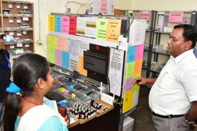 आयुष्मान कार्ड बनाने की प्रगति की जानकारी लेने शहरी प्राथमिक स्वास्थ्य केंद्र शंकरपुर पहुंचे कलेक्टर :