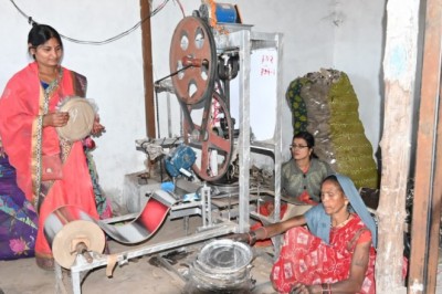 दोना-पत्तल के व्यवसाय से महिलाओं को मिला रोजगार :