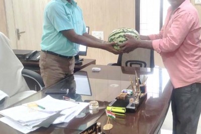 कलेक्टर को प्रगतिशील किसान  मोहनलाल निषाद ने  किया तरबूज का फल भेंट :