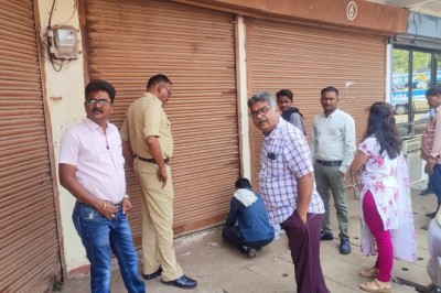 प्रीमियम भुगतान नहीं करने पर प्रतीक्षा बस स्टैण्ड की 4 दुकान में निगम ने जड़ा ताला :