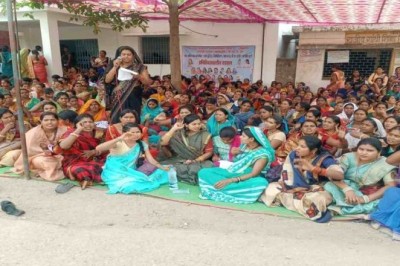 बिहान योजना की महिलाओं ने खोला मोर्चा, मानदेय बढ़ाने समेत पांच सूत्रीय मांगों को लेकर उठाई आवाज :