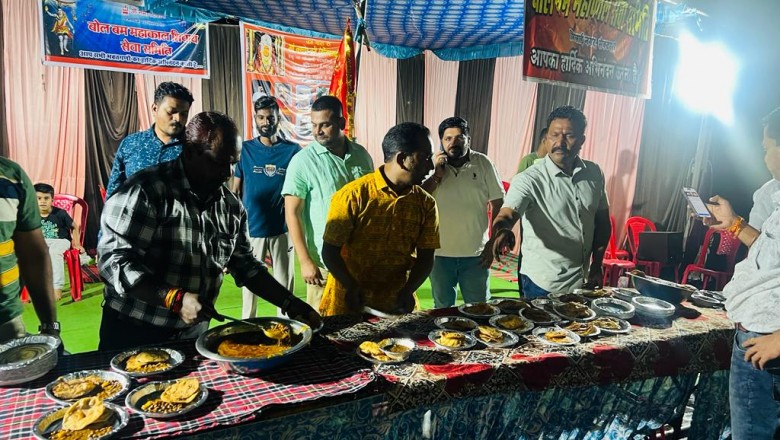 बोल बम महाकाल शिवाय सेवा समिति के द्वारा नवरात्री के महापर्व पर प्रसाद वितरण